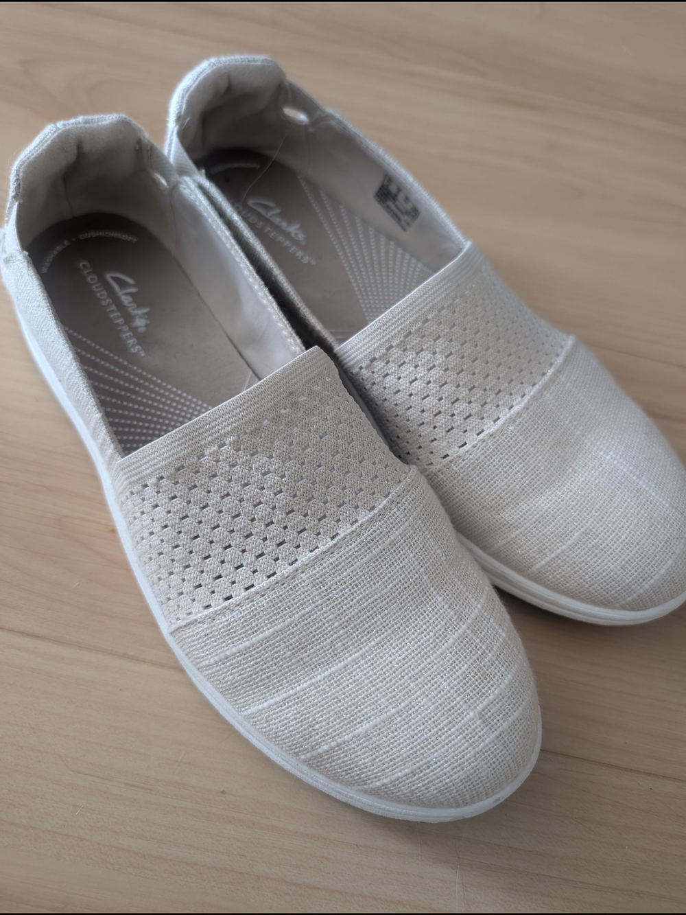 Clarks Cloudsteppers Slip-On Shoes in Light Beige Cream size 9